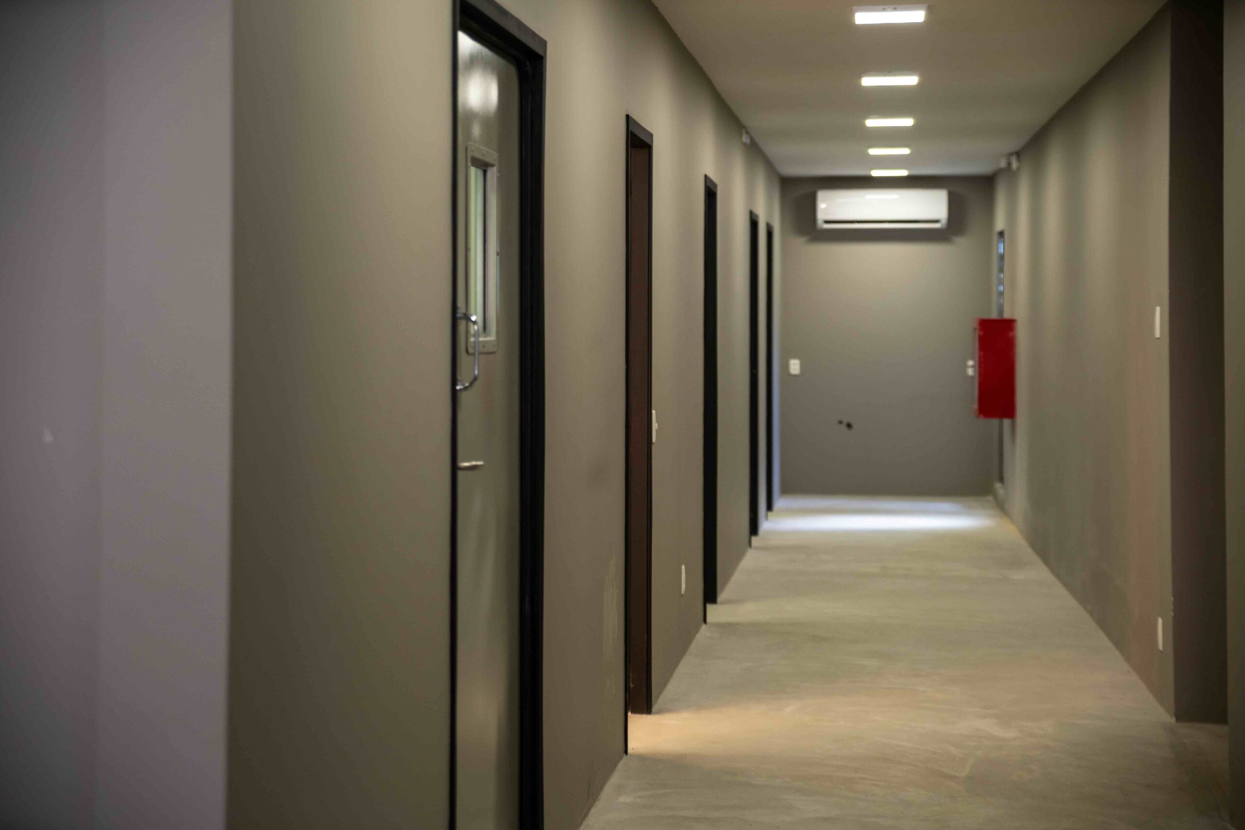 Corredor Estudio 2 camarins e sala de produção